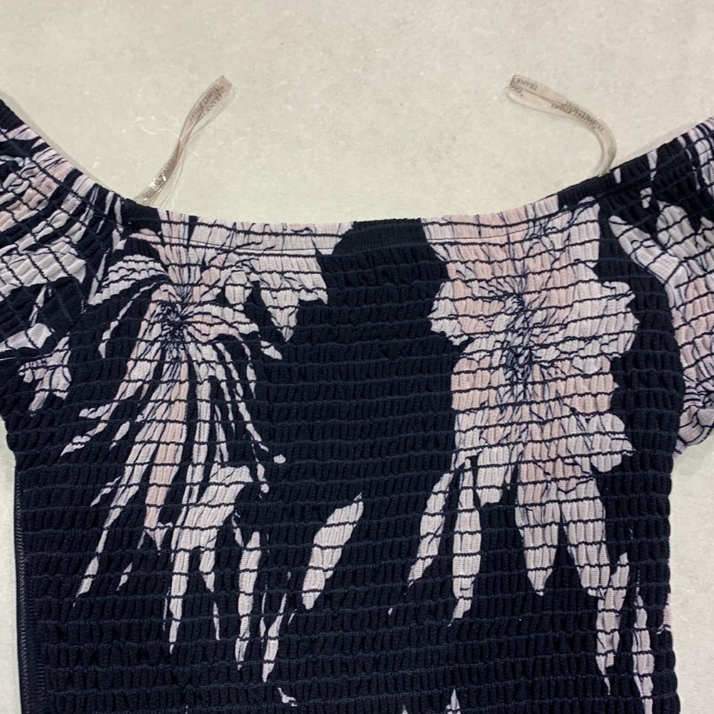 Like NEW🌺Made in🇨🇦FL Off Shoulders Shirred Top - Picture 14 of 17